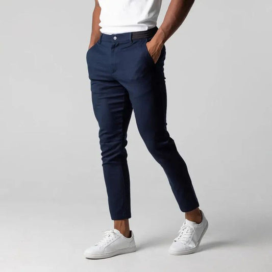 Geraffineerde slim-fit zomerbroek voor heren met een elegante en moderne uitstraling.