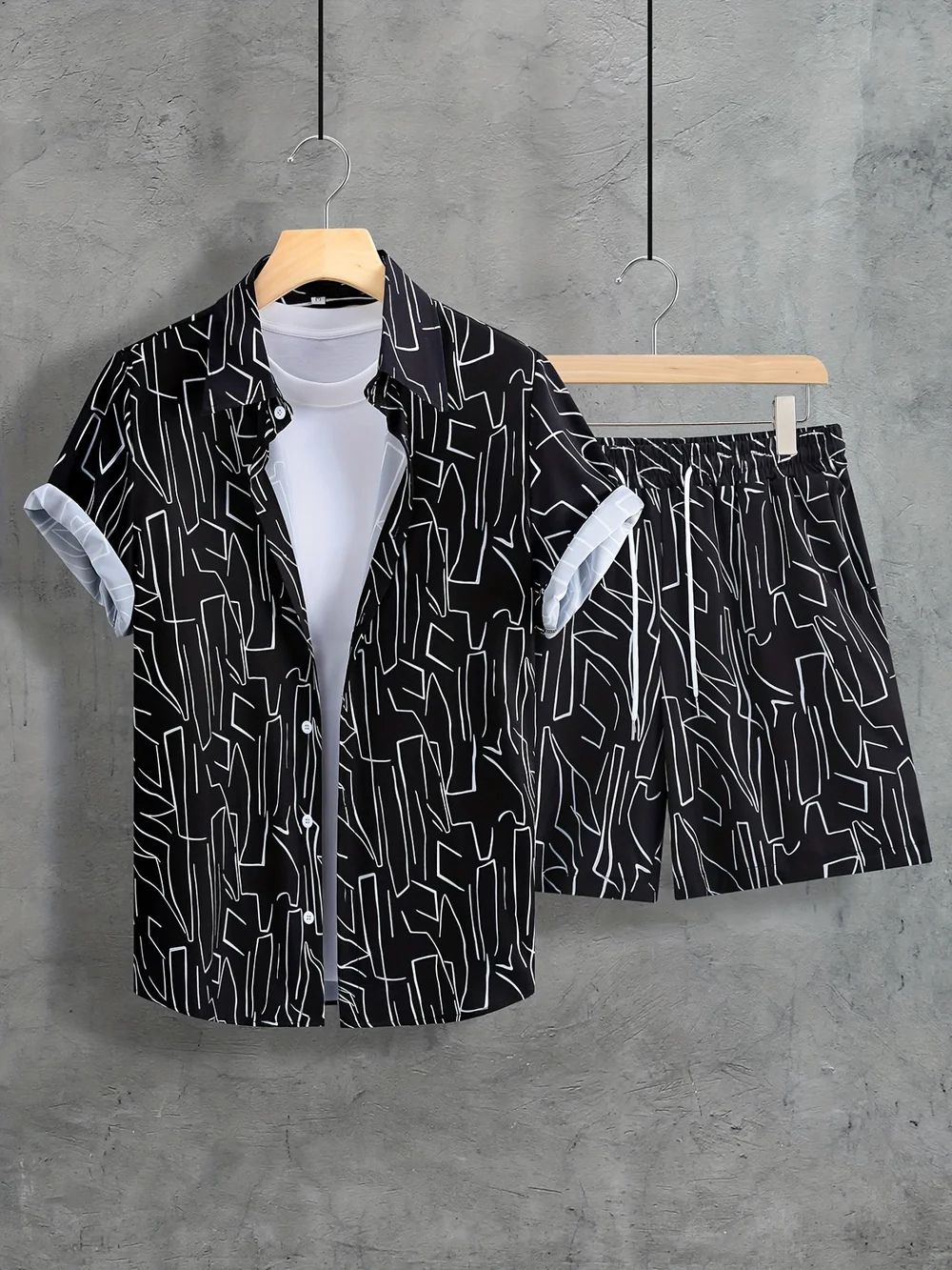 Zomer Comfort Shirt en Korte Broek Set voor mannen met zwart-wit geometrisch patroon, ideaal voor warme dagen en casual gelegenheden.