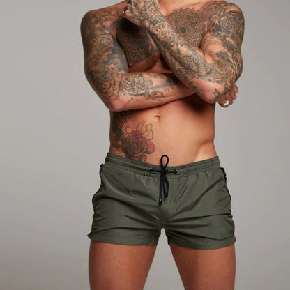 Minimalistische, sneldrogende zwemshorts voor heren, perfect voor zomerse strand- en wateractiviteiten.


