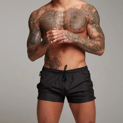Minimalistische, sneldrogende zwemshorts voor heren, perfect voor zomerse strand- en wateractiviteiten.


